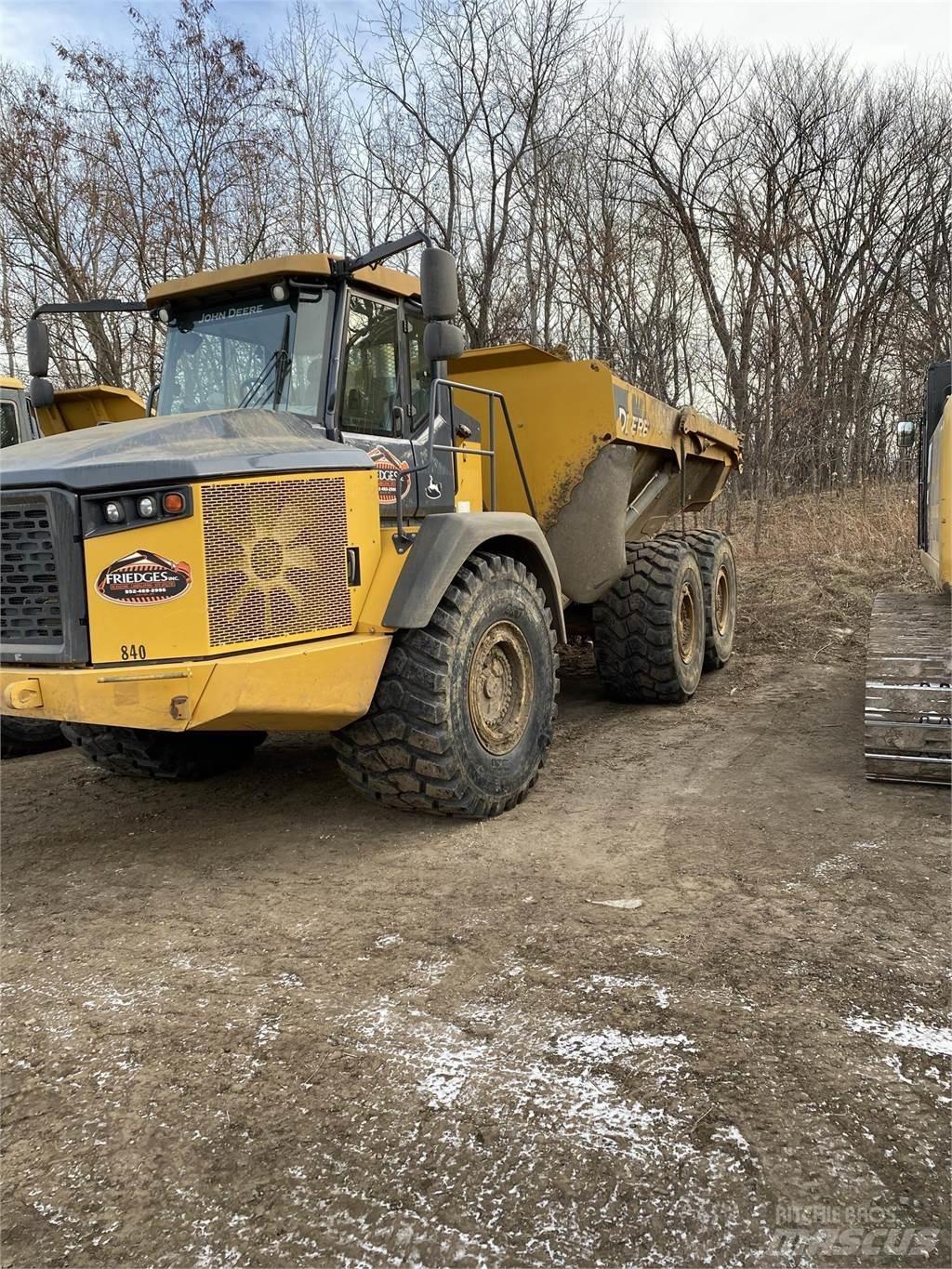 John Deere 410E Зчленовані самоскиди