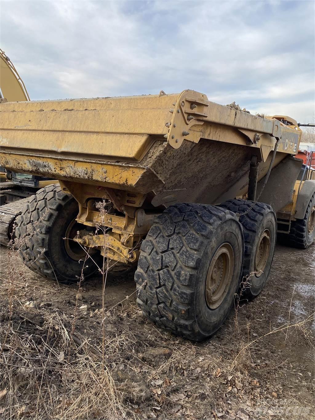 John Deere 410E Зчленовані самоскиди
