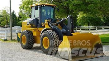 John Deere 524P Фронтальні навантажувачі
