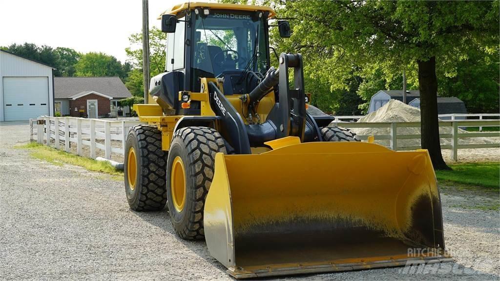 John Deere 524P Фронтальні навантажувачі