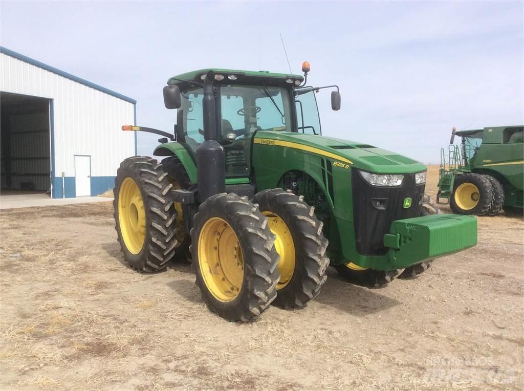 John Deere 8235R Трактори