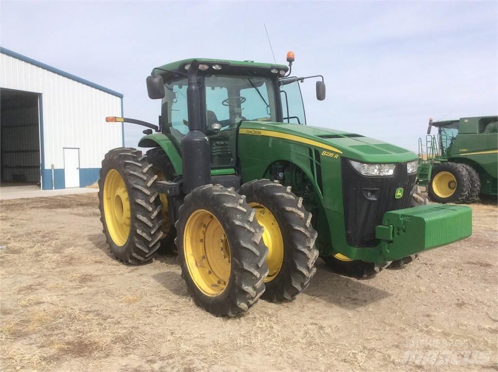 John Deere 8235R Трактори