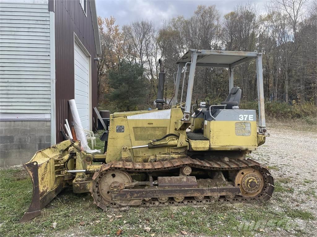Komatsu D37E-5 Гусеничні бульдозери