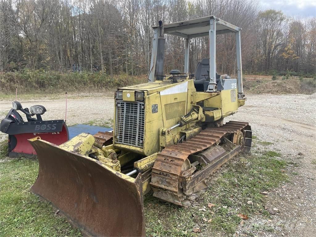 Komatsu D37E-5 Гусеничні бульдозери