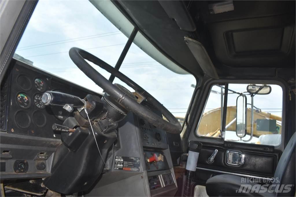 Mack CH613 Вантажівки-цистерни