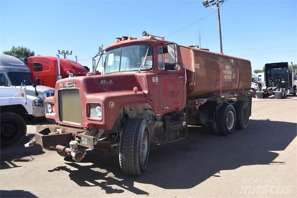 Mack DM685S Вантажівки-цистерни