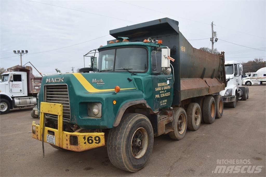 Mack DM688 Самоскиди