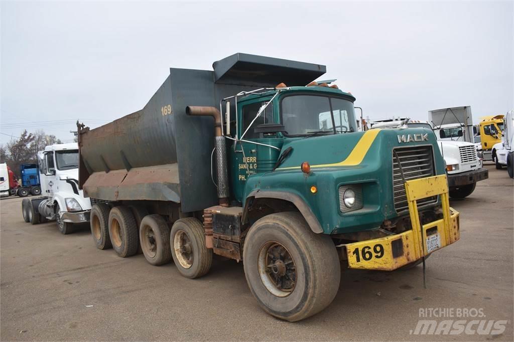 Mack DM688 Самоскиди