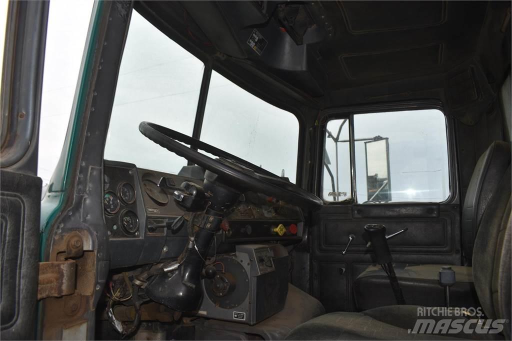 Mack DM688 Самоскиди