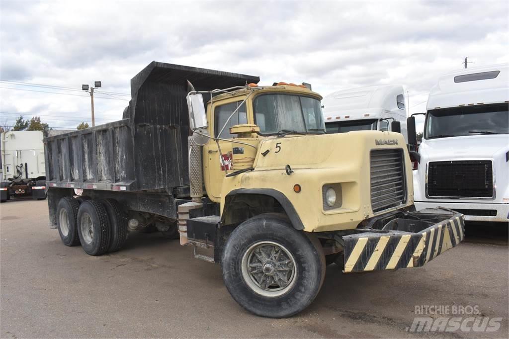 Mack DM690S Самоскиди