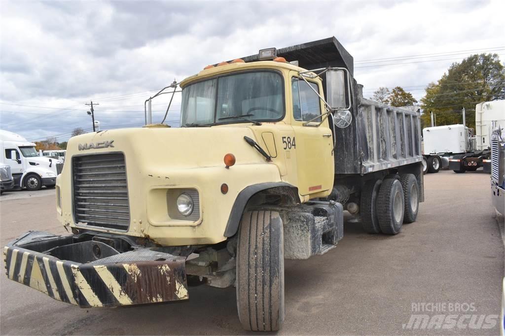 Mack DM690S Самоскиди