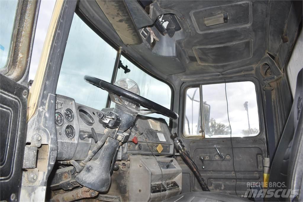 Mack DM690S Самоскиди