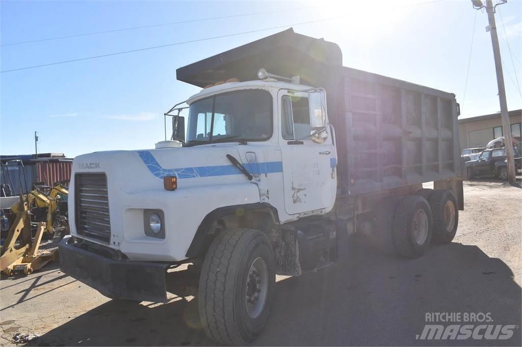 Mack DM690S Самоскиди
