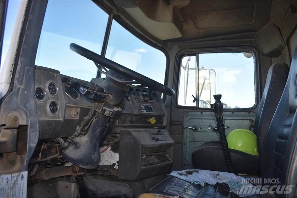 Mack DM690S Самоскиди