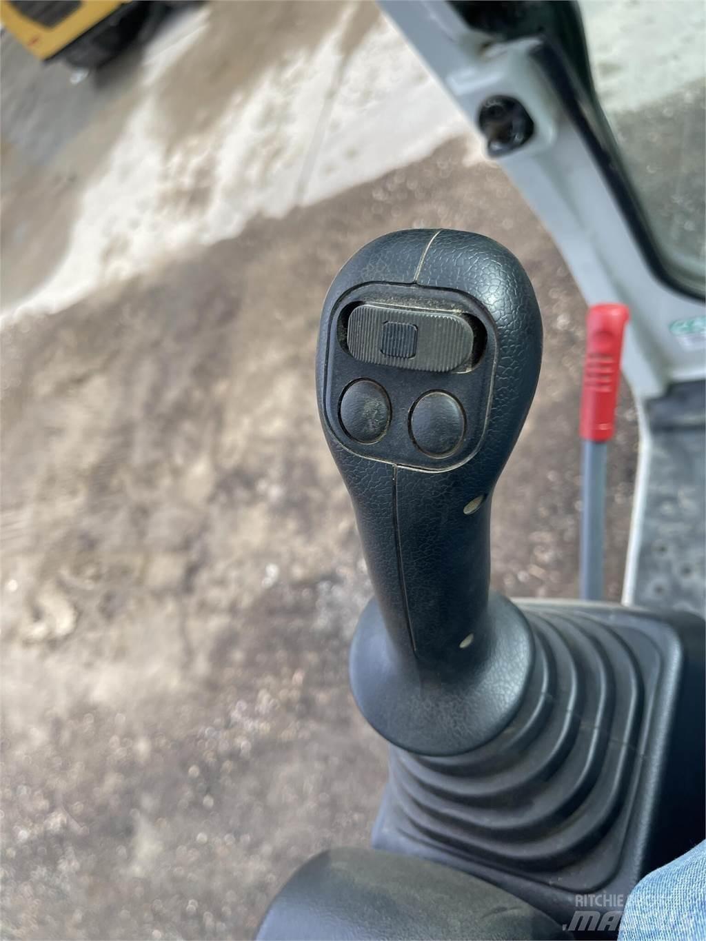 Takeuchi TB370 Гусеничні екскаватори