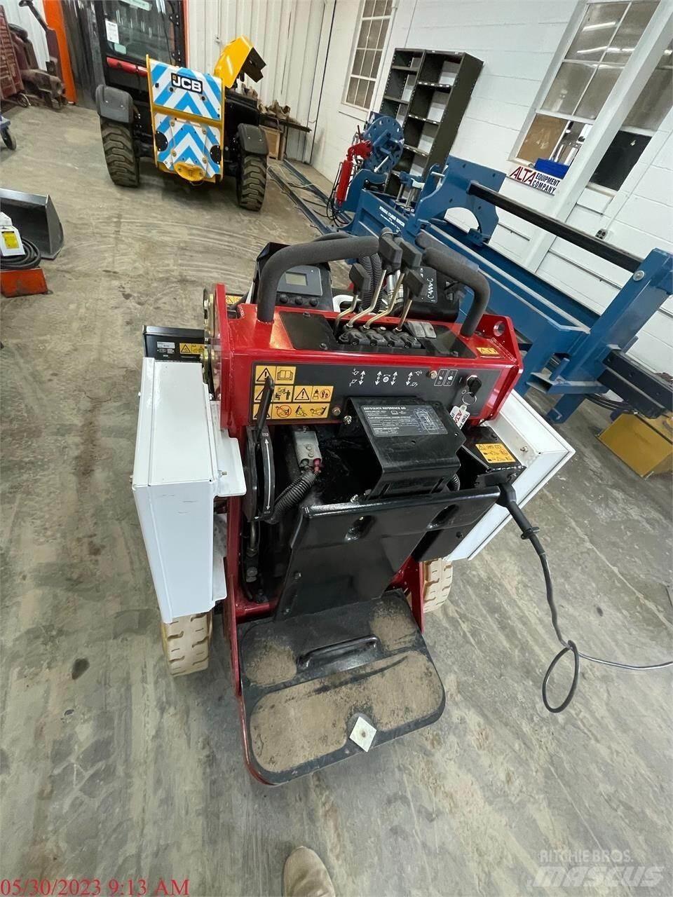 Toro E-DINGO 500 Міні-навантажувачі