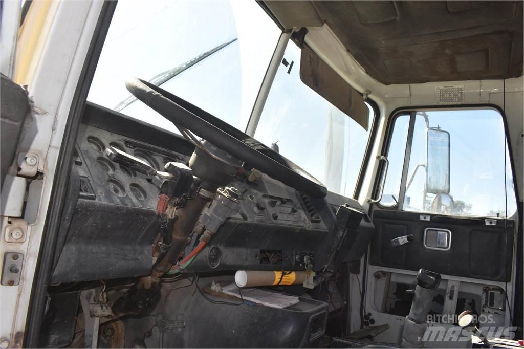 White/GMC WG42 Самоскиди