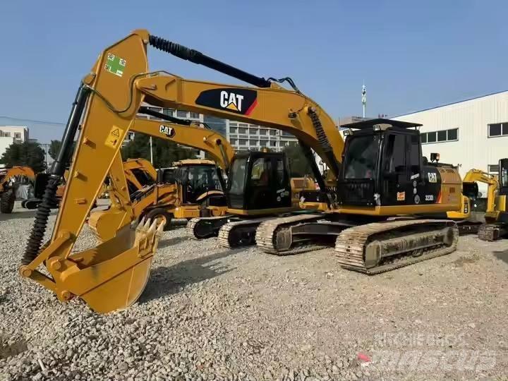 CAT CAT323D2L Гусеничні екскаватори