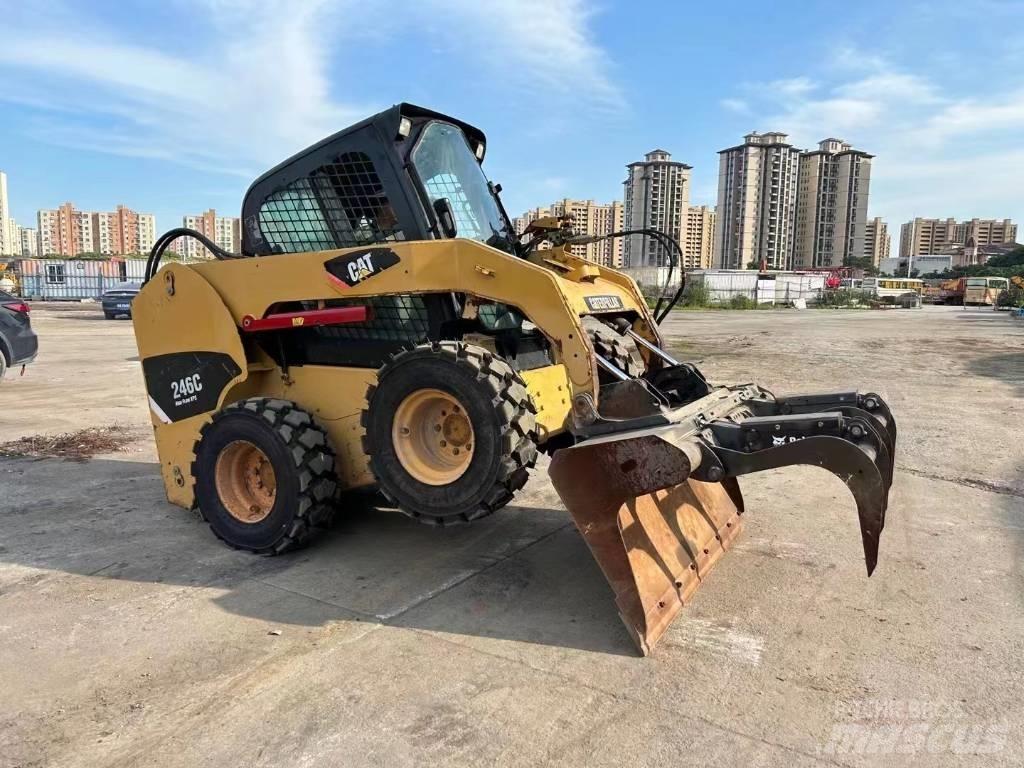 CAT 246 C Міні-навантажувачі