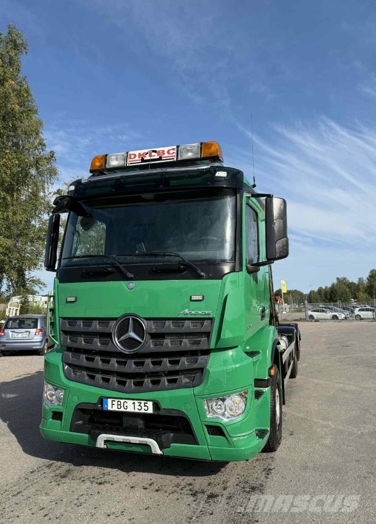 Mercedes-Benz Actros Вантажівки з гаковим підйомом