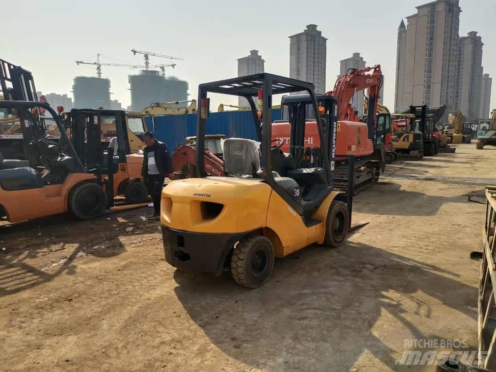 Komatsu FD 30 T-16 Дизельні навантажувачі