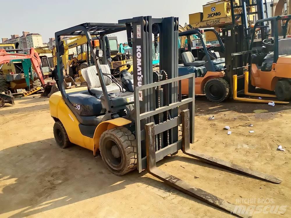 Komatsu FD 30 T-16 Дизельні навантажувачі