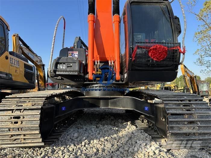 Hitachi ZX 200 Гусеничні екскаватори