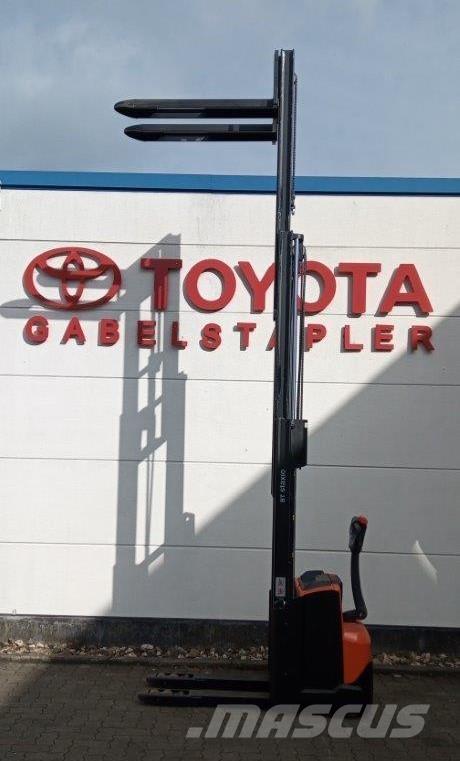 Toyota SWE120L Самохідні електроштабелери