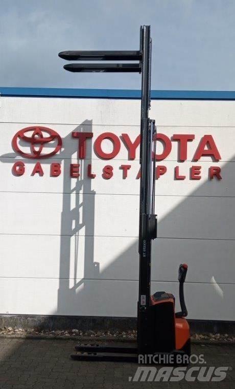 Toyota SWE120L Ручний візок