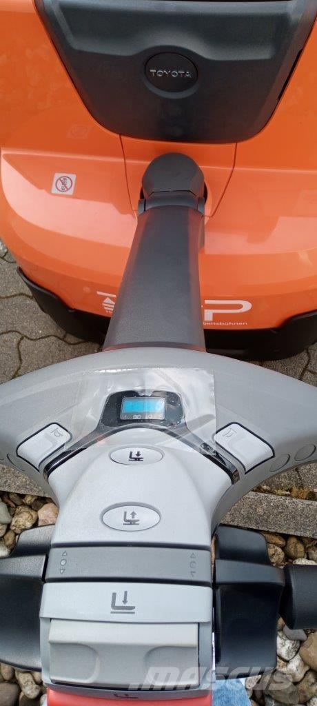 Toyota SWE120L Самохідні електроштабелери