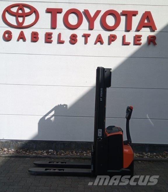 Toyota SWE120L Самохідні електроштабелери