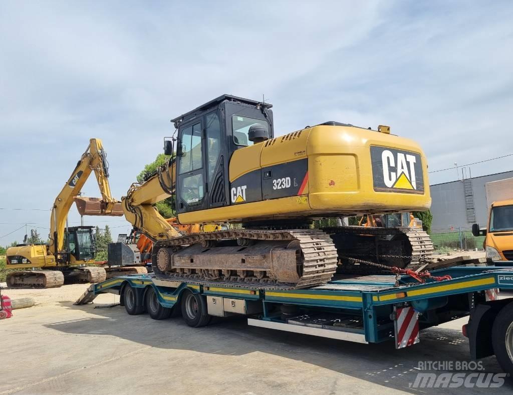 CAT 323 D L Гусеничні екскаватори
