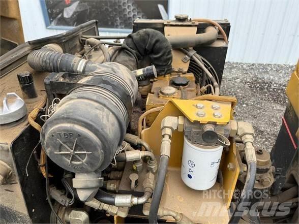 CAT CB-224E Грунтові котки