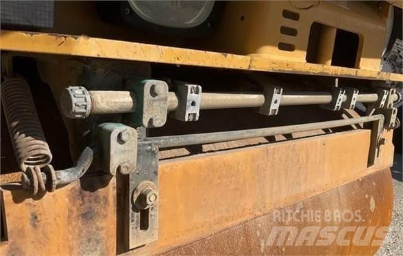CAT CB22 Грунтові котки