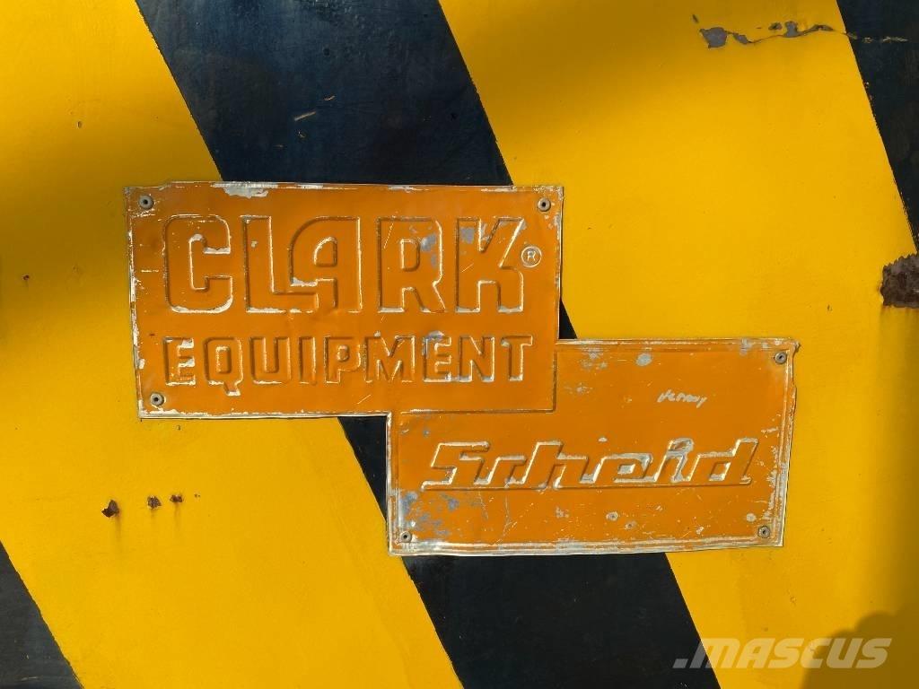 Clark Equipment Шини