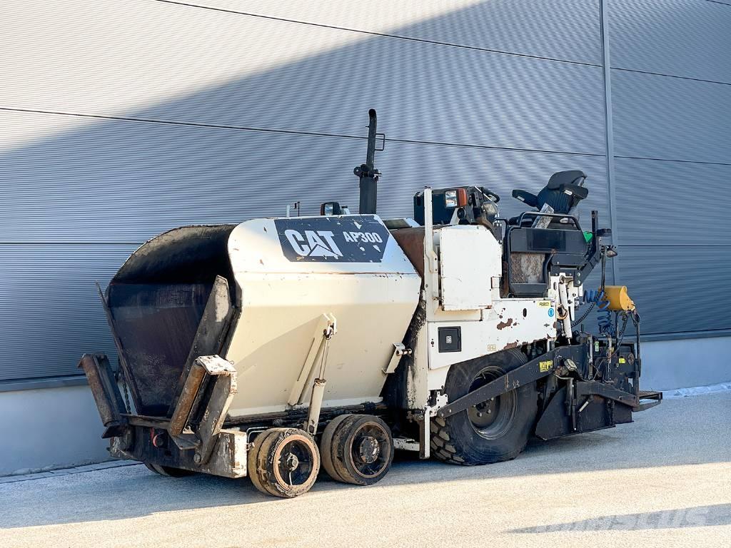 CAT AP300 Асфальтовкладачі