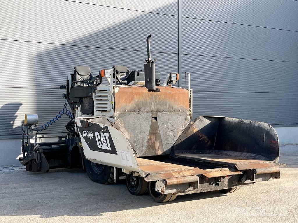 CAT AP300 Асфальтовкладачі