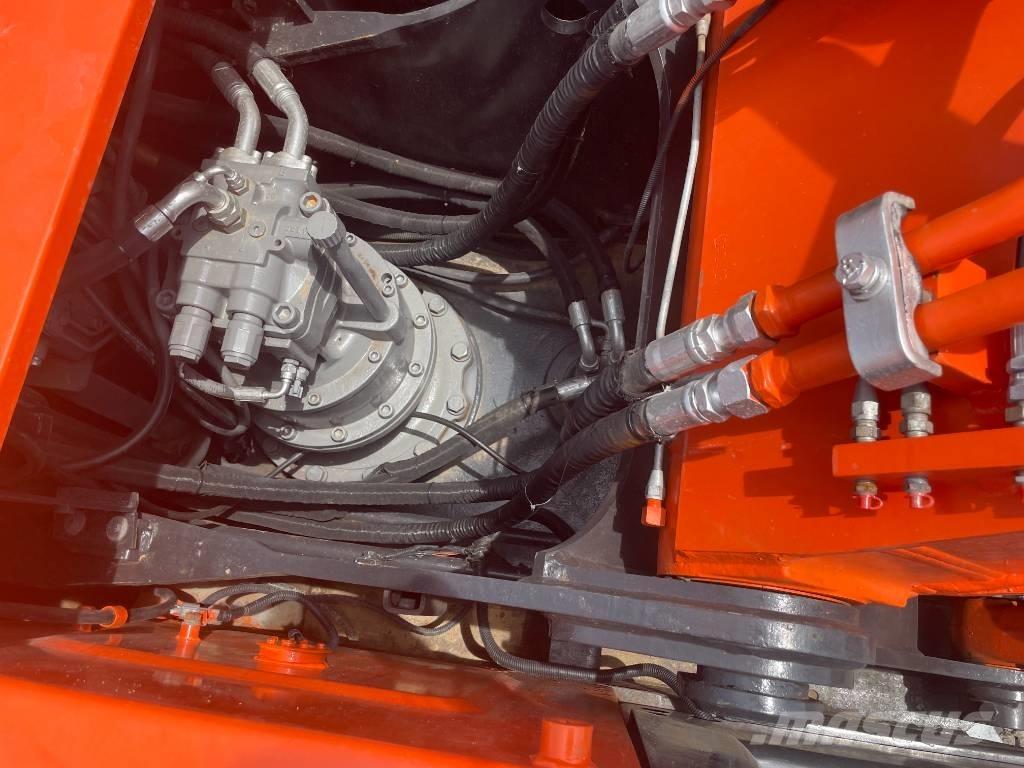 Hitachi ZX 200 Гусеничні екскаватори