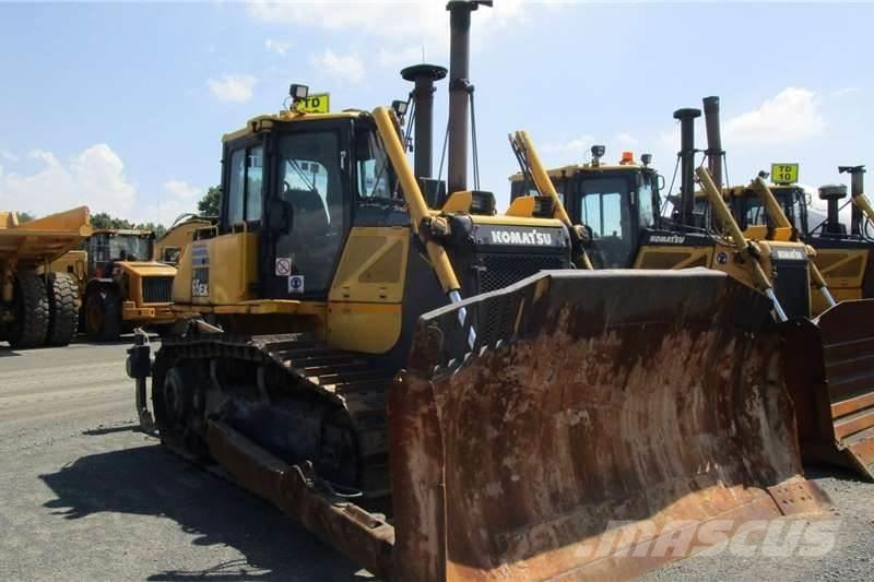 Komatsu D65 EX-16 Гусеничні бульдозери