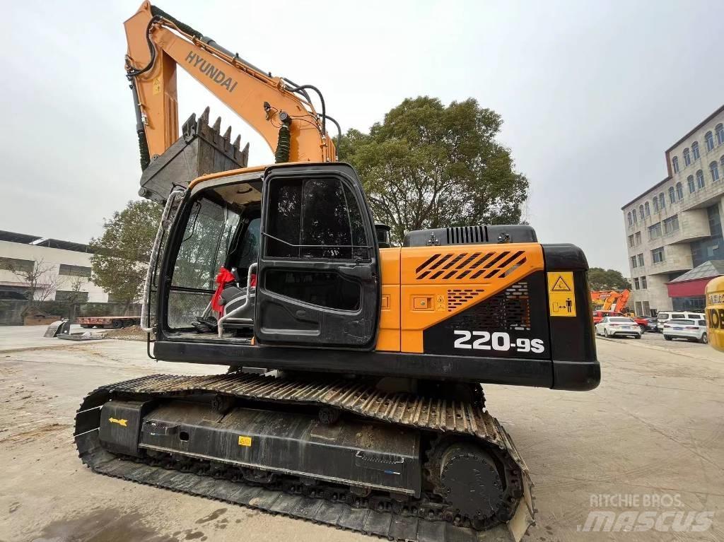 Hyundai R220-9S Колісні екскаватори