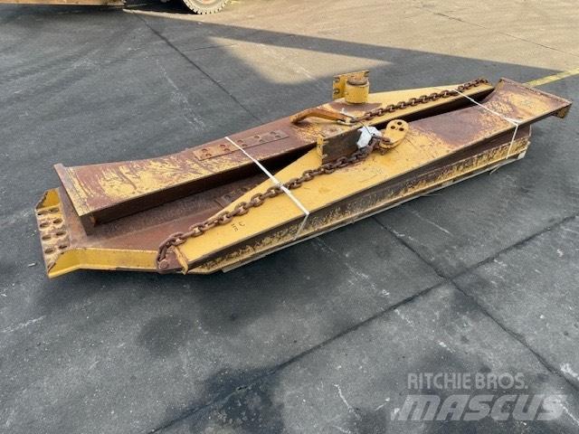CAT 735 TAIL GATE Зчленовані самоскиди