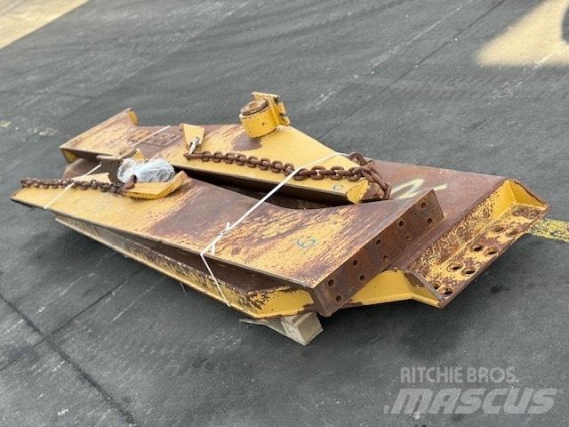 CAT 735 TAIL GATE Зчленовані самоскиди