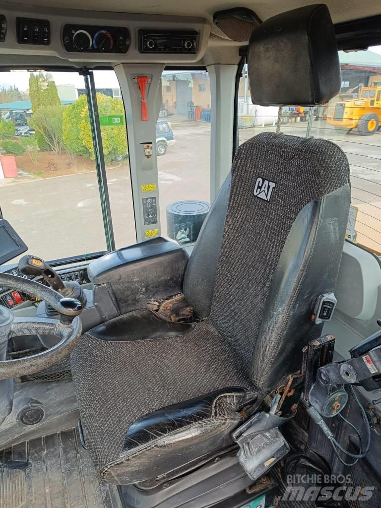 CAT 930M Фронтальні навантажувачі