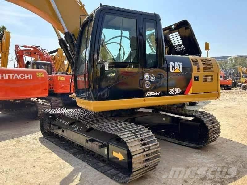 CAT 323 D Гусеничні екскаватори