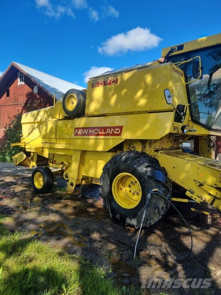 New Holland 8070, 20” Зернозбиральні комбайни