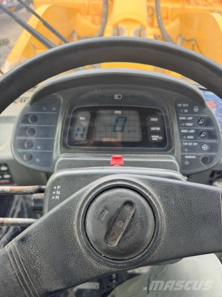 Komatsu WA 500-3 Фронтальні навантажувачі