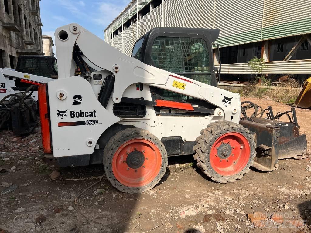 Bobcat S750 Міні-навантажувачі