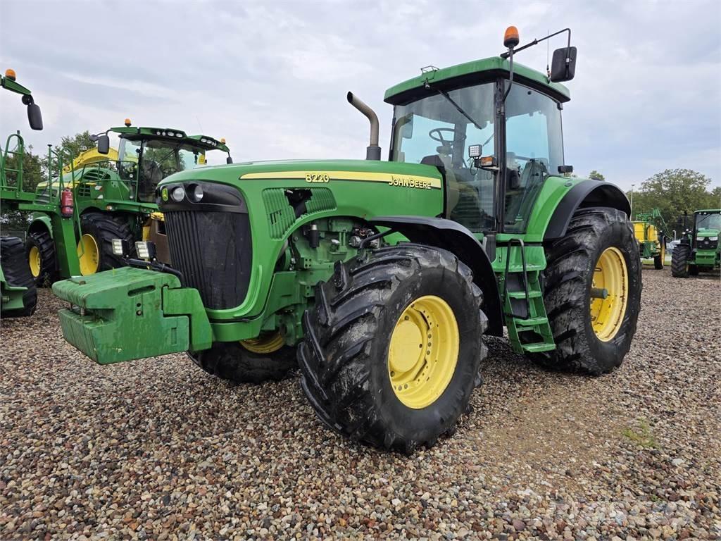 John Deere 8220 Трактори