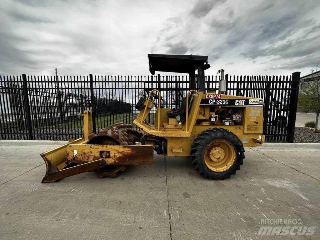 CAT CP-323C Трактори