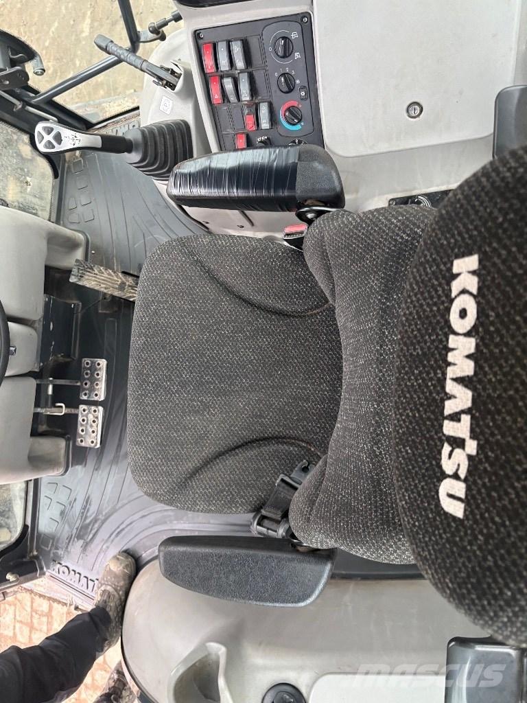 Komatsu WB 97 S Екскаватори-навантажувачі